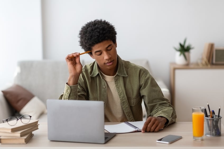Un lyceen etudiant durement dasn son salon pour passer son bac en candidat libre et reussir