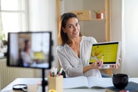 Un professeur particulier donnant un cours en ligne avec sa tablette interactive