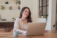 Studentessa segue una lezione online mentre valuta un'alternativa a Superprof