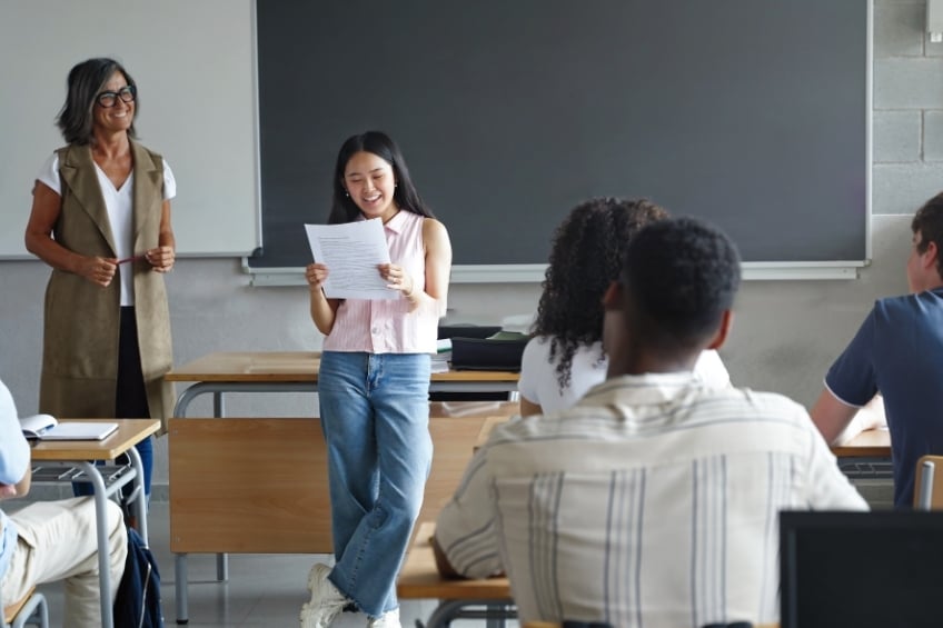 Une lyceenne lisant ses notes pour son grand oral de ses devant sa classe