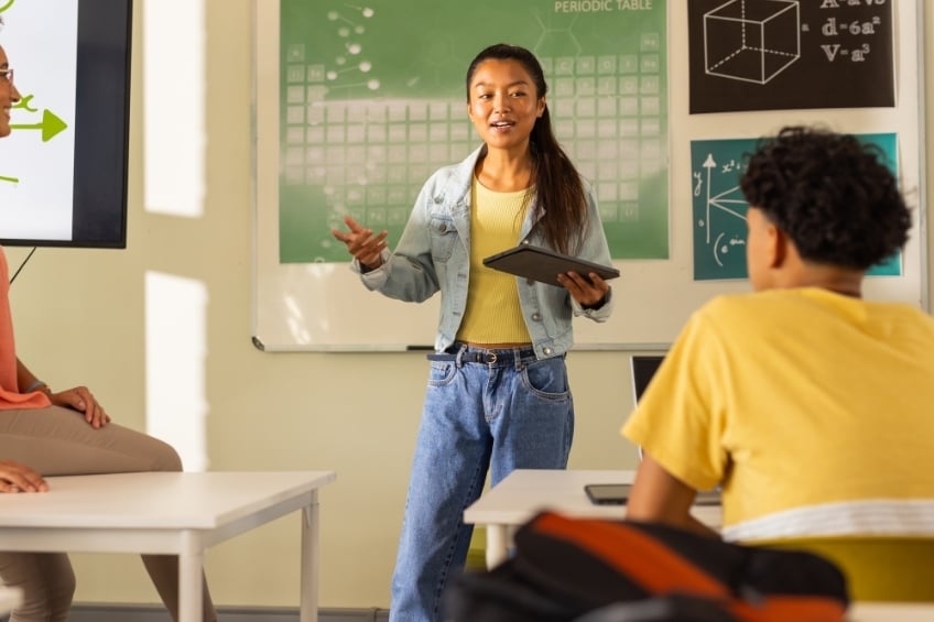 Une lyceenne s entrainant au grand oral de ses devant sa classe