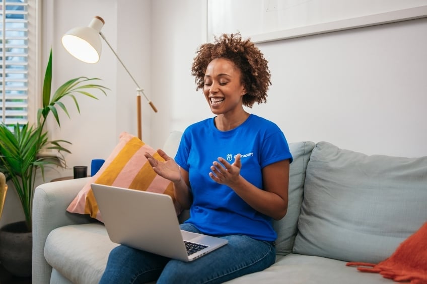 Une professeure particulier donnant un cours de soutien en ligne depuis son salon