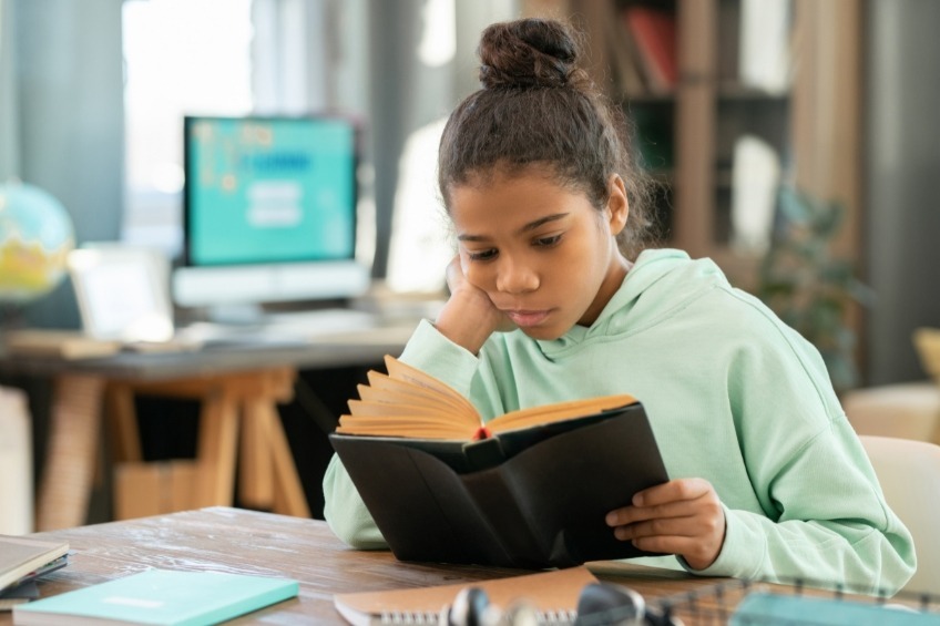 adolescente-dyslexique-pensive-en-train-de-lire