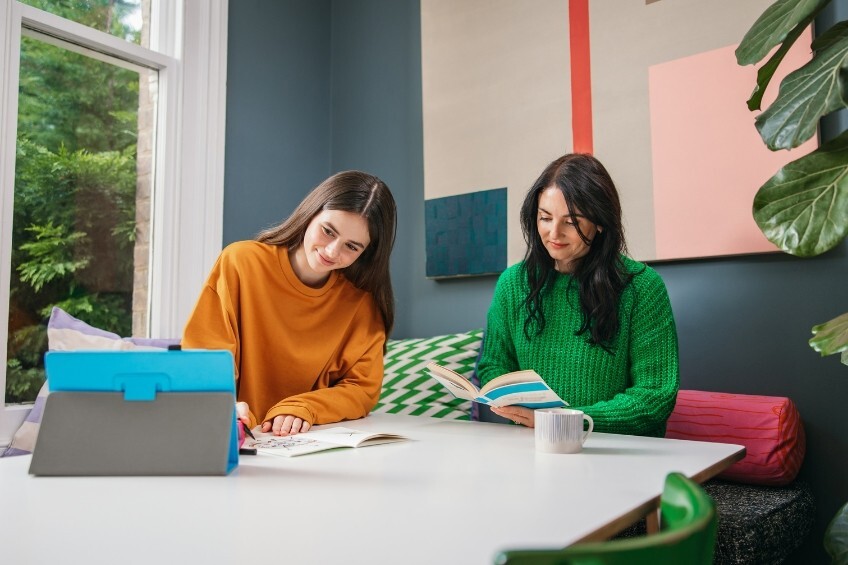 adolescente-revise-son-brevet-des-colleges-avec-professeur-particulier