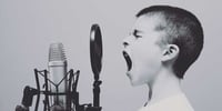 aider-un-enfant-qui-parle-trop