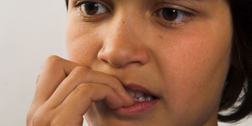 bambini-e-ragazzi-che-si-mangiano-le-unghie-onicofagia