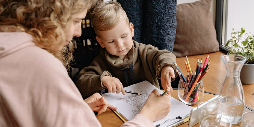child_mom_drawing_autumn