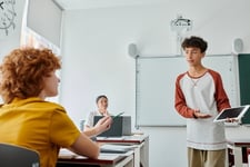 collegien-presente-oral-de-brevet-devant-tableau-et-salle-de-classe