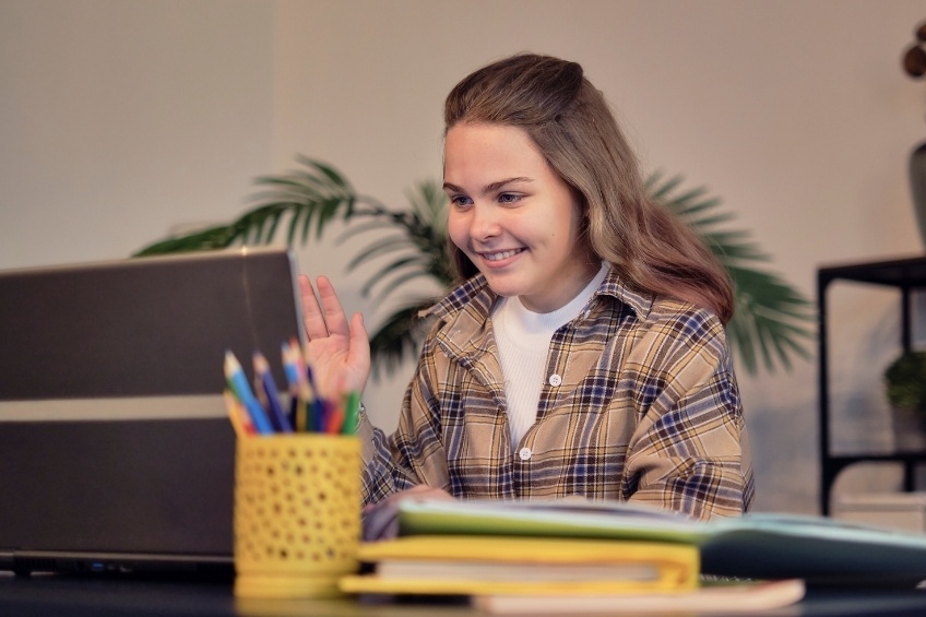 collegienne-souriante-prepare-oral-de-brevet-visioconference