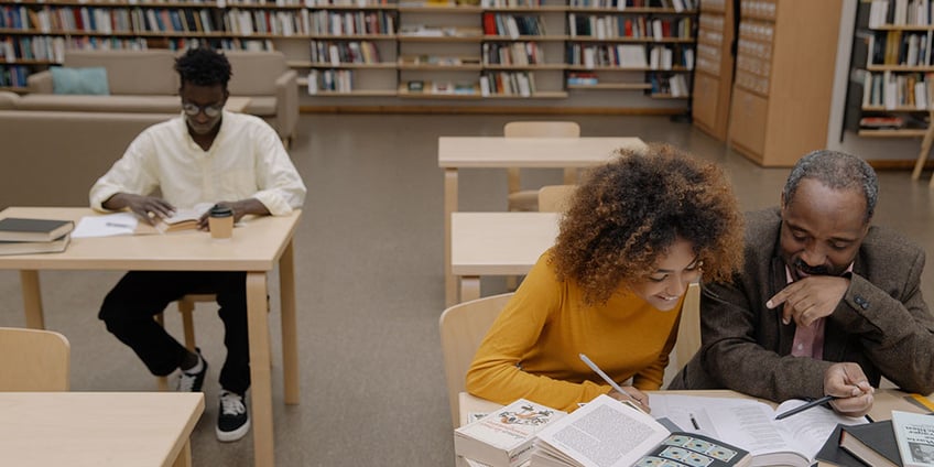 come_studiare_per_una_verifica_ragazza_professore_biblioteca
