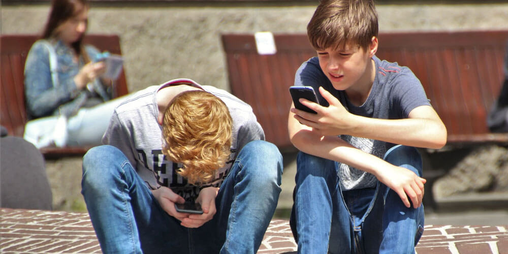 cos’è il cyberbullismo ragazzi al telefono