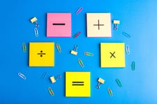 des blocs de notes avec des symboles mathematiques sur un fond bleu