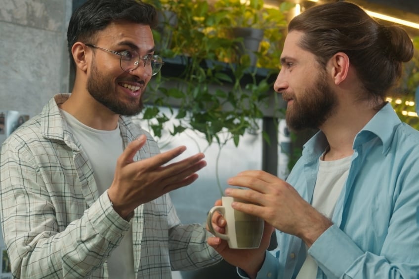 deux hommes en pleine conversation en anglais dans un cafe