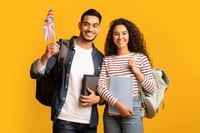 deux-etudiants-tenant-un-drapeau-britannique