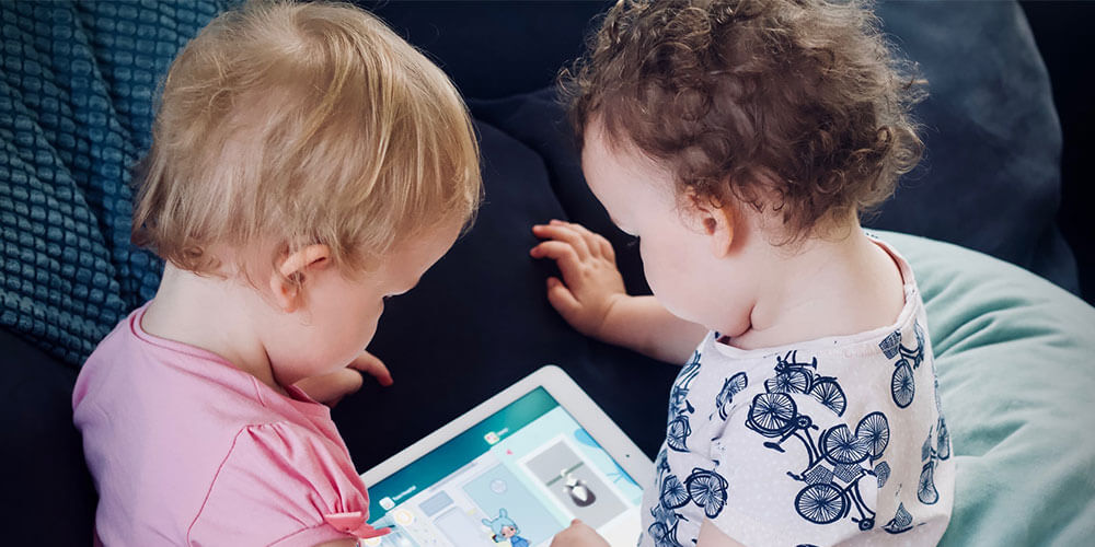 effetti della tecnologia sugli adolescenti due bimbi con tablet