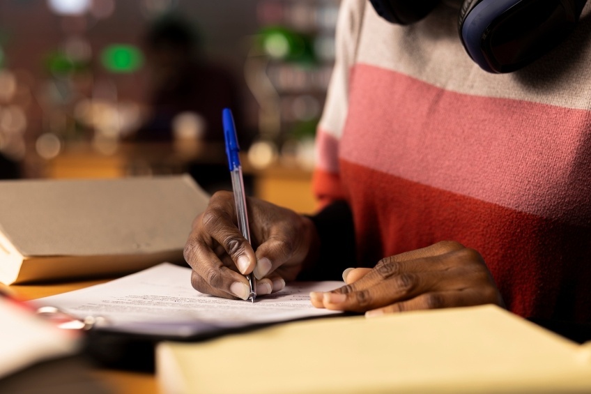 eleve-redige-fiches-revision-oral-de-brevet-bibliotheque
