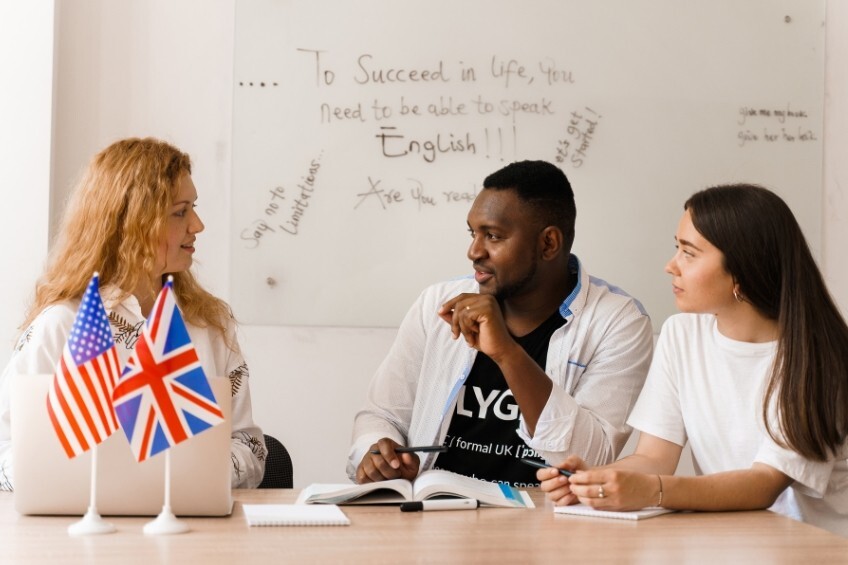 englisch-lernen-im-gespraech-mit-lehrerin-und-britischer-flagge
