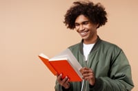 schueler liest notizen fuer englisch muendliche pruefung