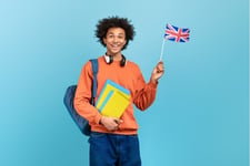 englisch-schnell-lernen-schueler-mit-rucksack-und-britischer-flagge