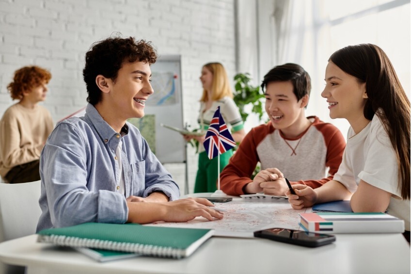 englisch-schnell-lernen-schueler-unterhalten-sich-im-klassenzimmer