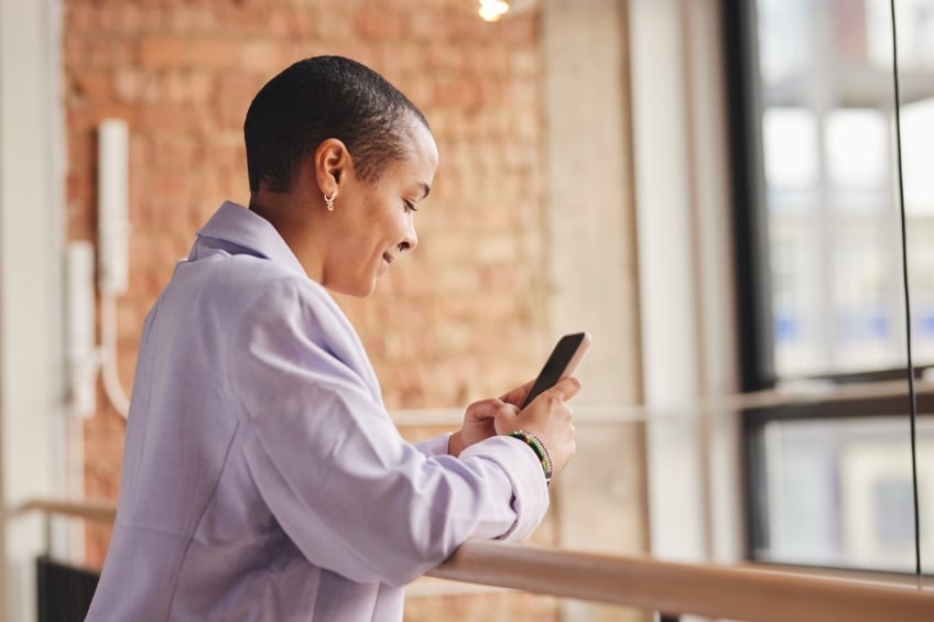femme-compare-alternatives-a-duolingo-application-mobile-bureau
