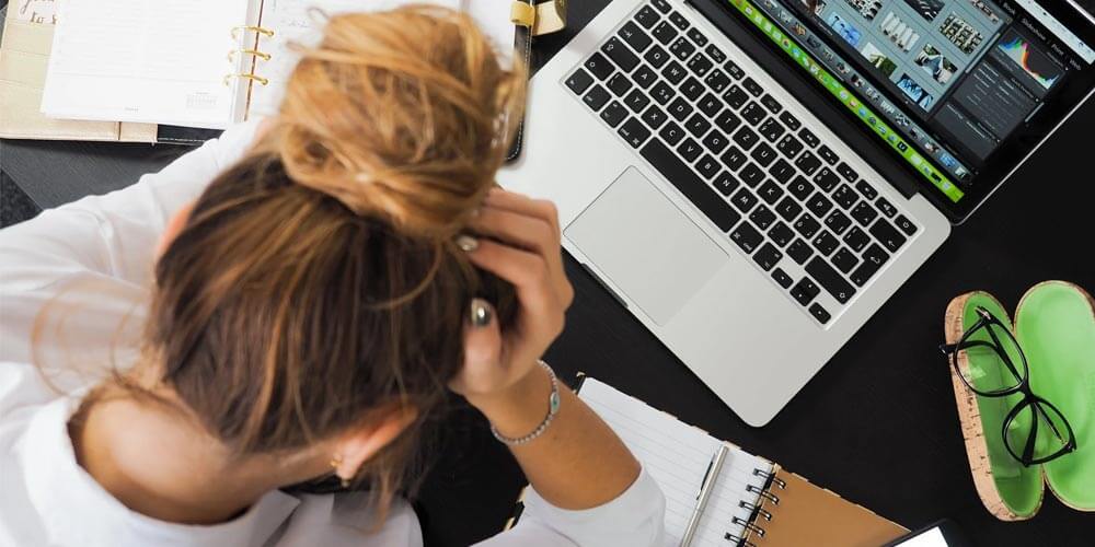 figlio va male a scuola ragazza studia