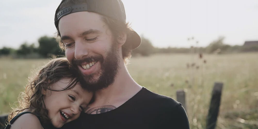 genitori non convenzionali padre giovane con figlia