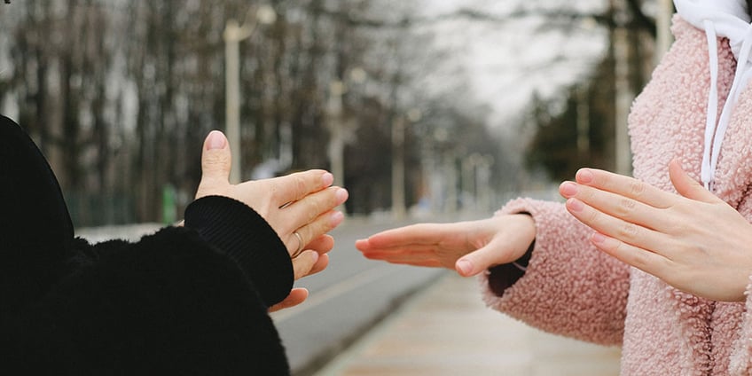 imparare_la_lingua_dei_segni_ragazze_parco
