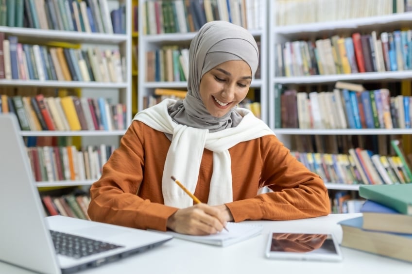jeune adulte revisant pour préparer son TOEIC