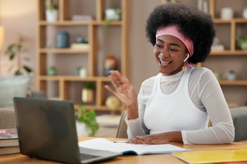 jeune adulte suivant un cours particulier en ligne