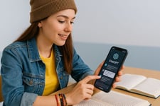 jeune etudiante universitaire utilisant IA sur son telephone mobile