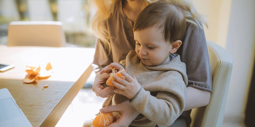 kid_eating_healthy_snack