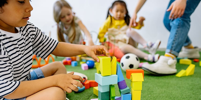 kind-spielt-mit-bausteinen