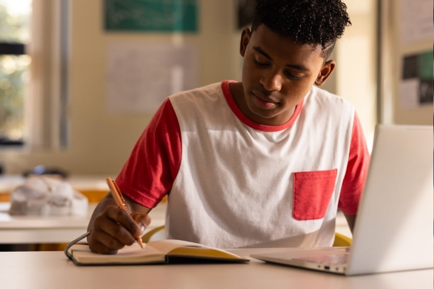 lyceen preparant son grand oral de maths et realisant des recherches