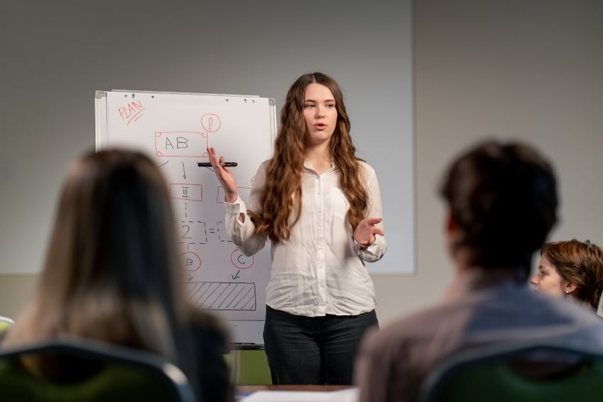 lyceenne faisant une presentation de entrainement pour son grand oral de maths