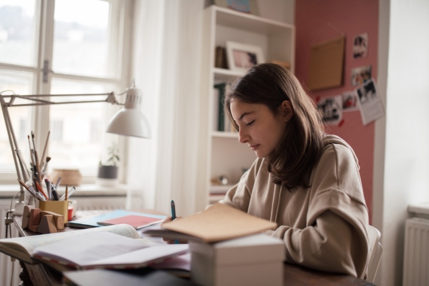 lyceenne-ecrit-fiches-revision-oral-de-brevet-bureau