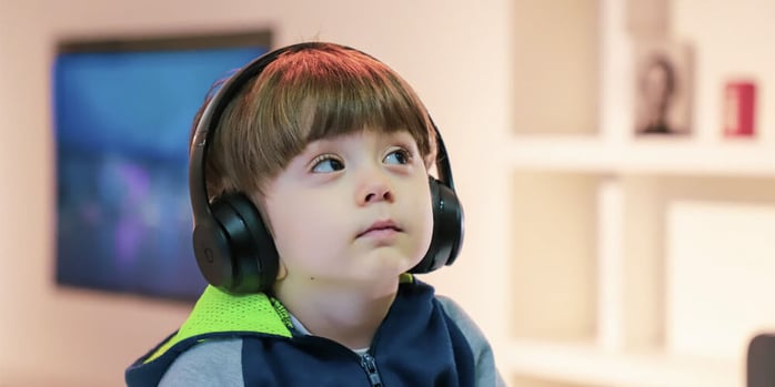 migliori strategie di insegnamento per bambini con autismo bambino con cuffie