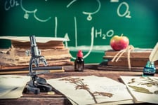 fiches-de-revision-pour-grand-oral-svt-et-des-lunettes-sur-une-table