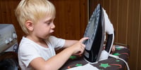 sicurezza-bambini-in-casa-cosa-insegnare-per-prevenire-incidenti-domestici