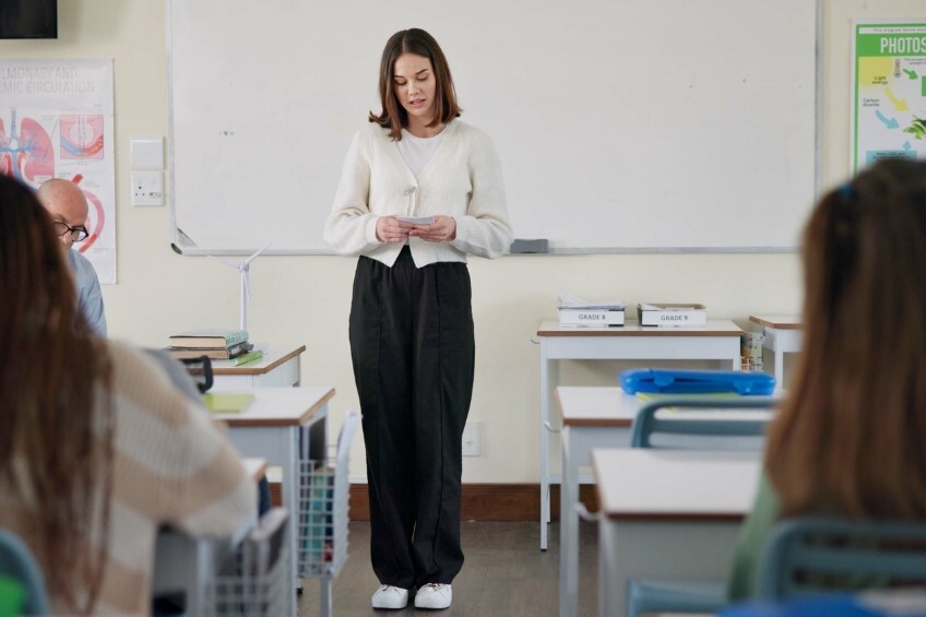 schueler-haelt-tablet-muendliches-abi-deutsch-vor-klasse