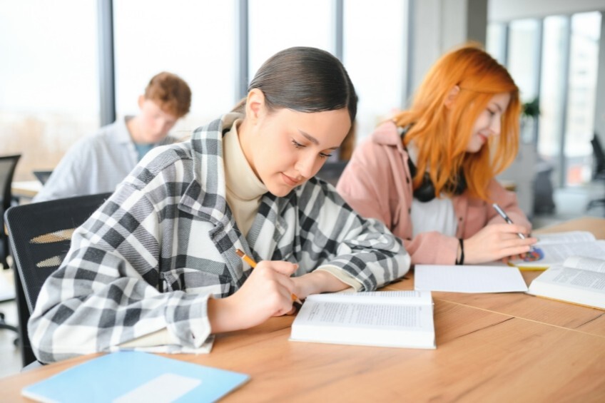 schueler-lesen-buch-englisch-abi-muendliche-pruefung-gemeinsam-vorbereiten