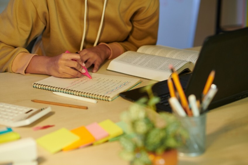 schueler-markiert-notizen-englisch-muendliche-pruefung-abitur-vorbereitung