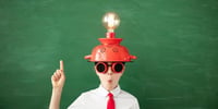 kind-mit-lampe