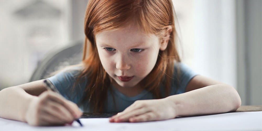 stile genitoriale autoritario bambina fa i compiti