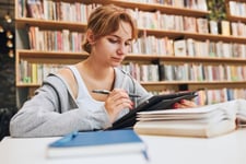Persona aprendiendo español con una app de idiomas en el tablet
