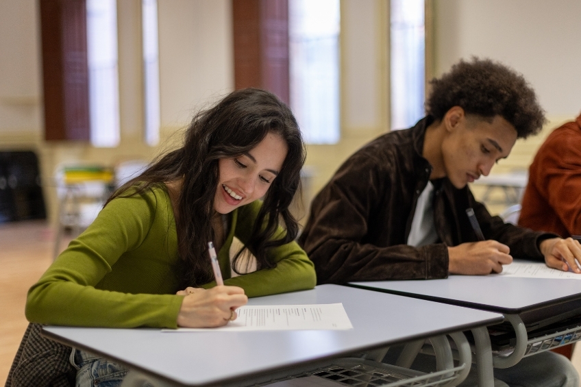un groupe de etudiants assis passant leur examen du TOEFL