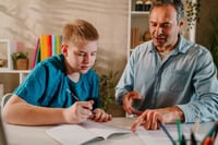 un professeur particulier et son eleve en train de faire des devoirs