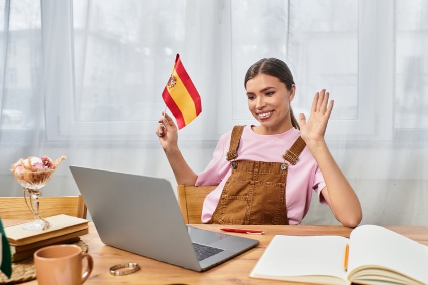 une eleve saluant son professeur particulier de espagnol en ligne