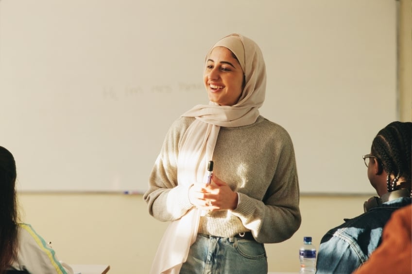une lyceenne pratique devant sa classe pour son grand oral de physique chimie