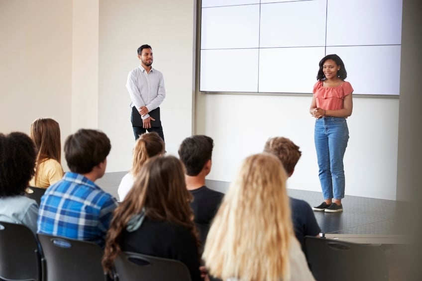 une lyceenne s entrainant au grand oral de SES devant un public de camarades de classe